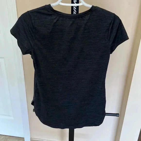 (32) Reebok  athletic top - Picture 3 of 3